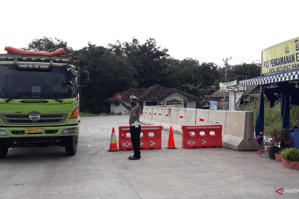 Polres Mesuji pantau kendaraan masuk-keluar exit toll Simpang Pematang