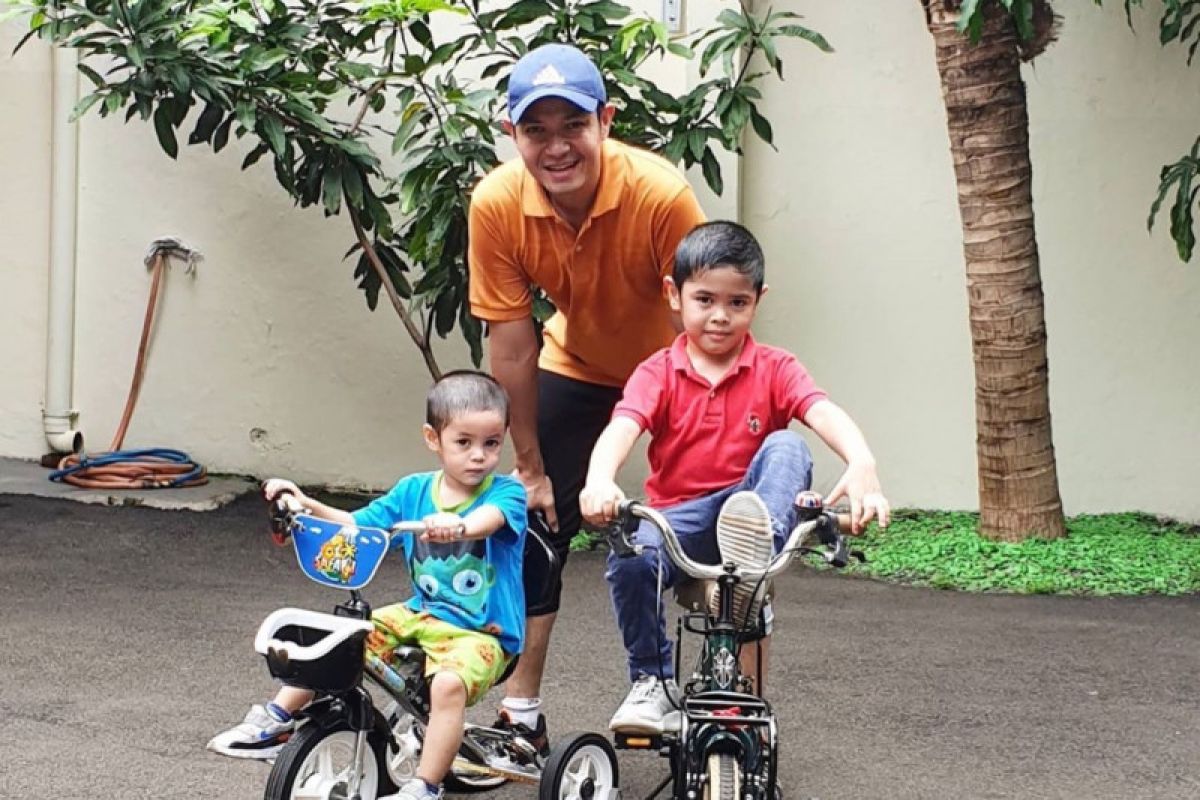 Dude Harlino berikan pengertian anak untuk tidak shalat di masjid