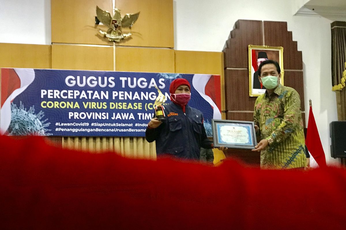 Gubernur Khofifah terima penghargaan PWI Special Award Jatim Award 2020