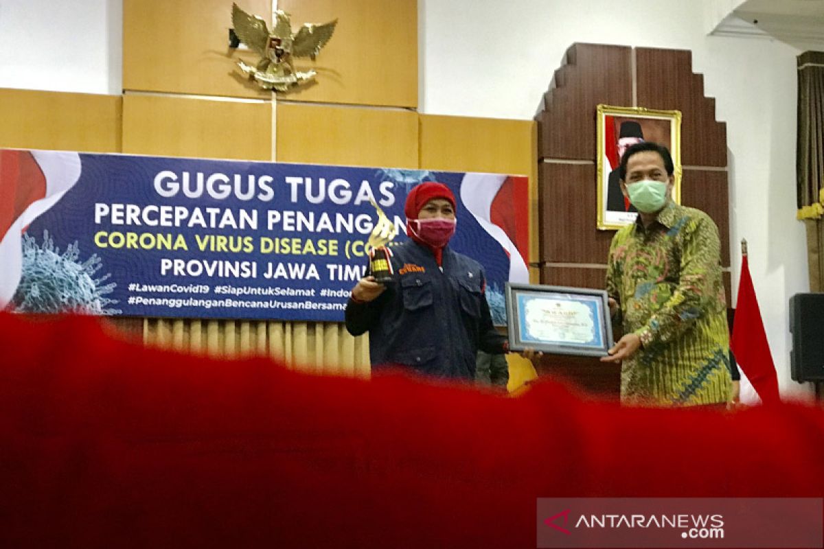 Gubernur Khofifah terima penghargaan PWI Jatim Award 2020