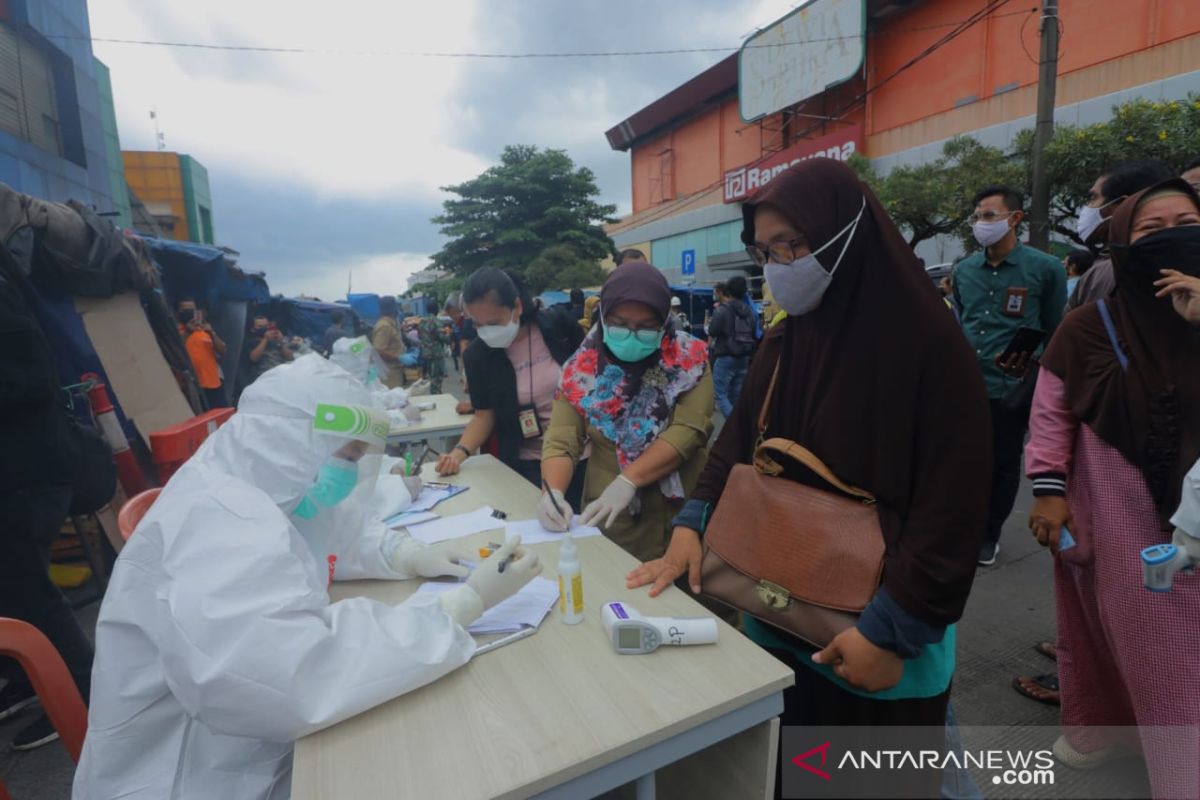 Rapid test pedagang dan pengunjung di Pasar Merdeka Kota Bogor temukan lima reaktif