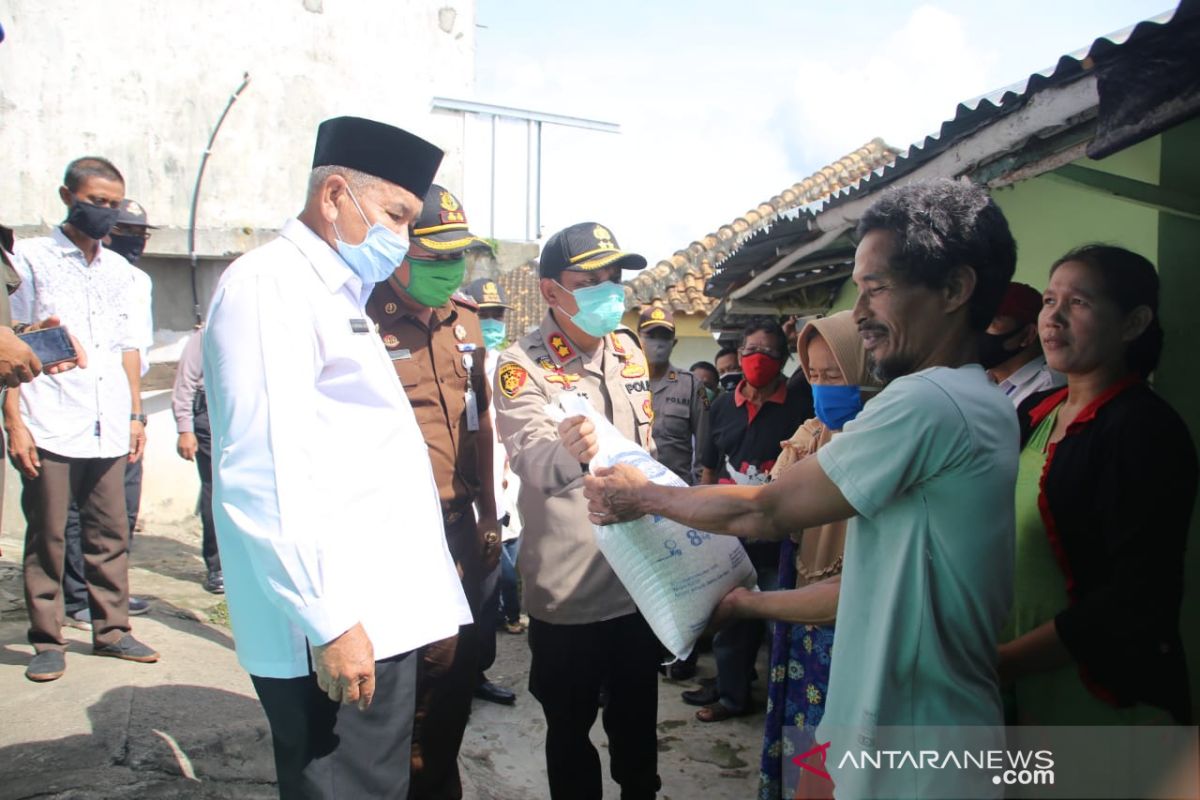 Bupati OKU salurkan 1.200 paket sembako