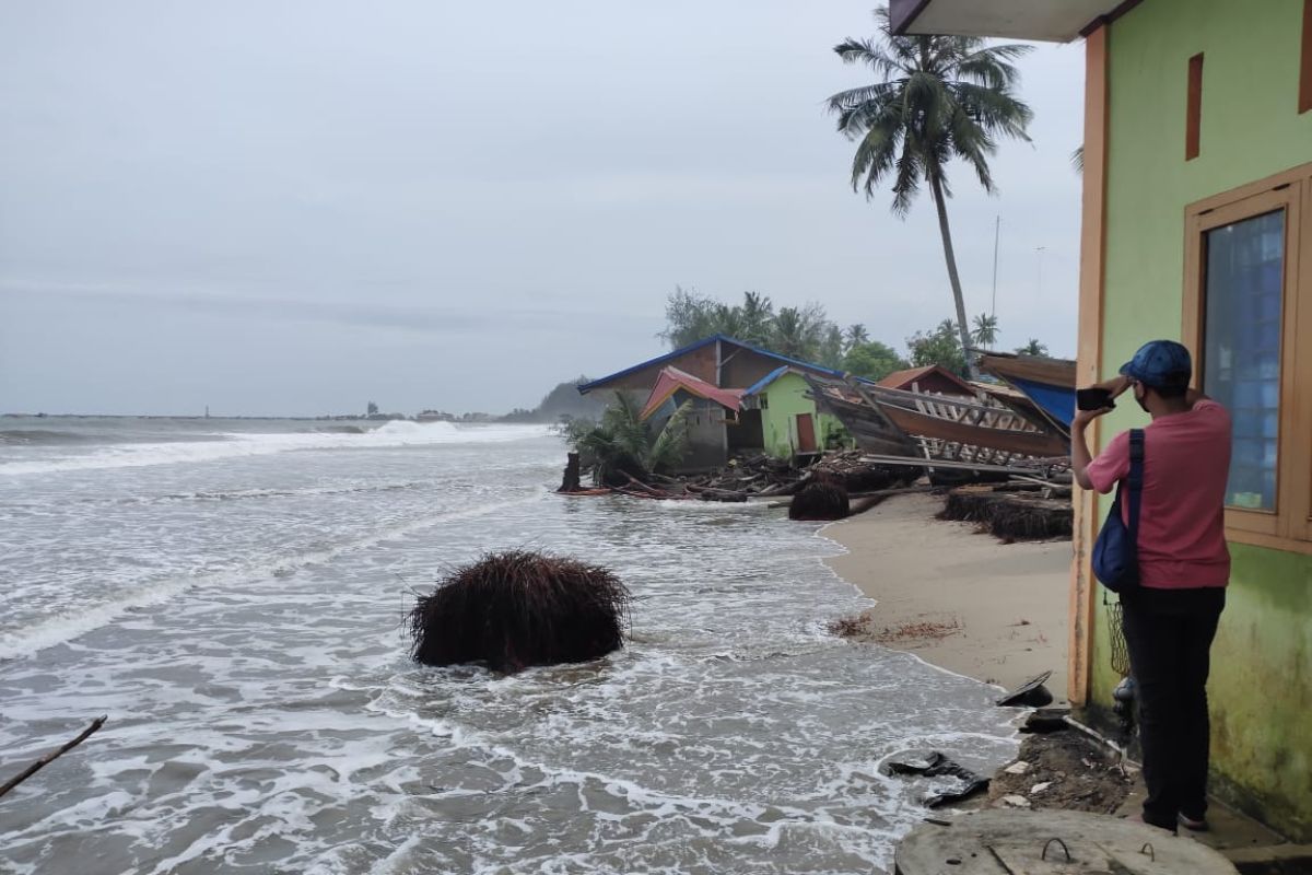 Gelombang tinggi terjang pemukiman warga di Lhokseumawe