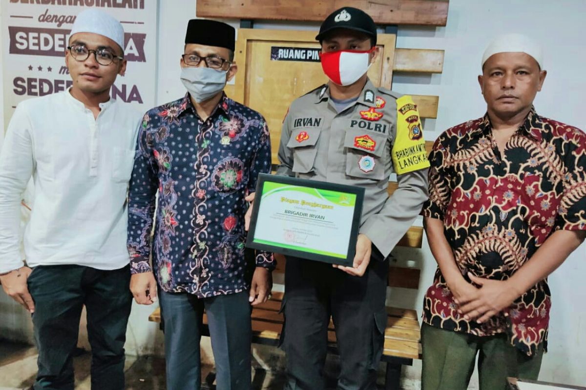 Berjiwa sosial, Haji Uma berikan penghargaan untuk polisi Aceh Utara ini