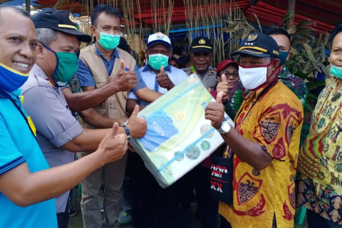 Dinas Tanaman Pangan Jayapura serahkan bantuan 'handsprayer' kepada warga