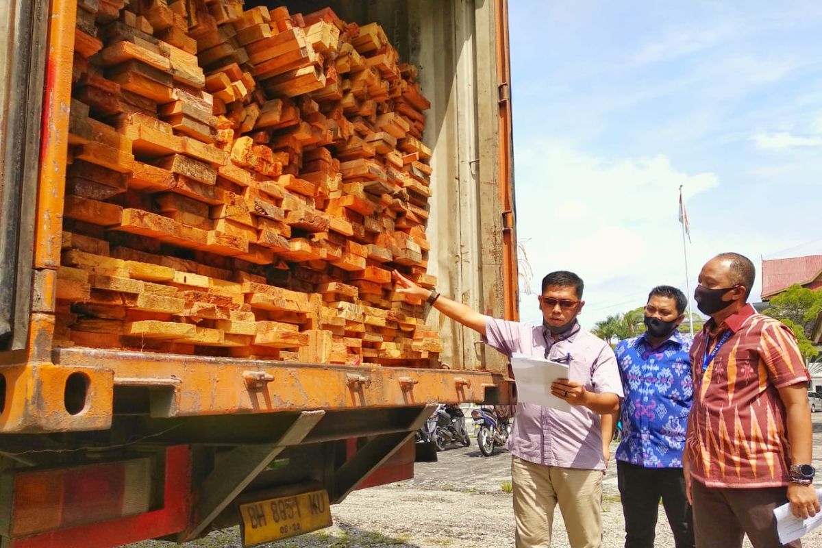 Polda Riau tangkap truk tronton berisi kayu hutan lindung