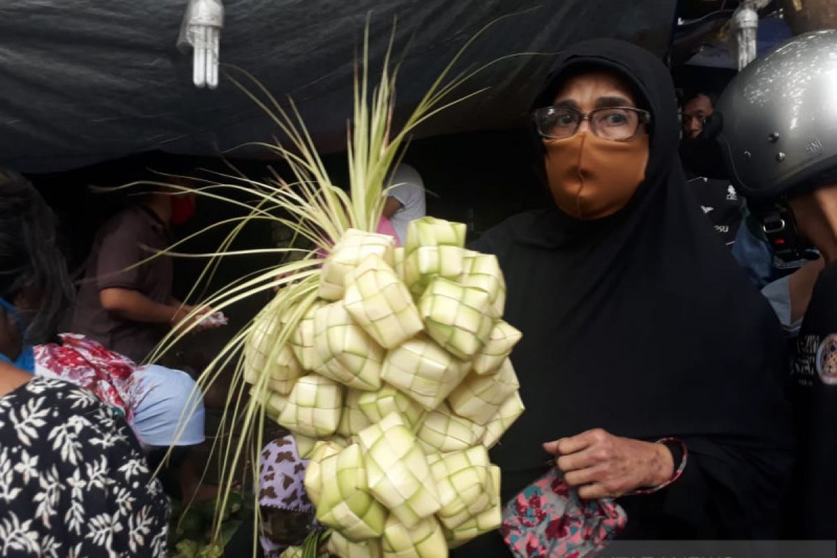 Pengrajin ketupat kebanjiran pesanan jelang Idul Fitri