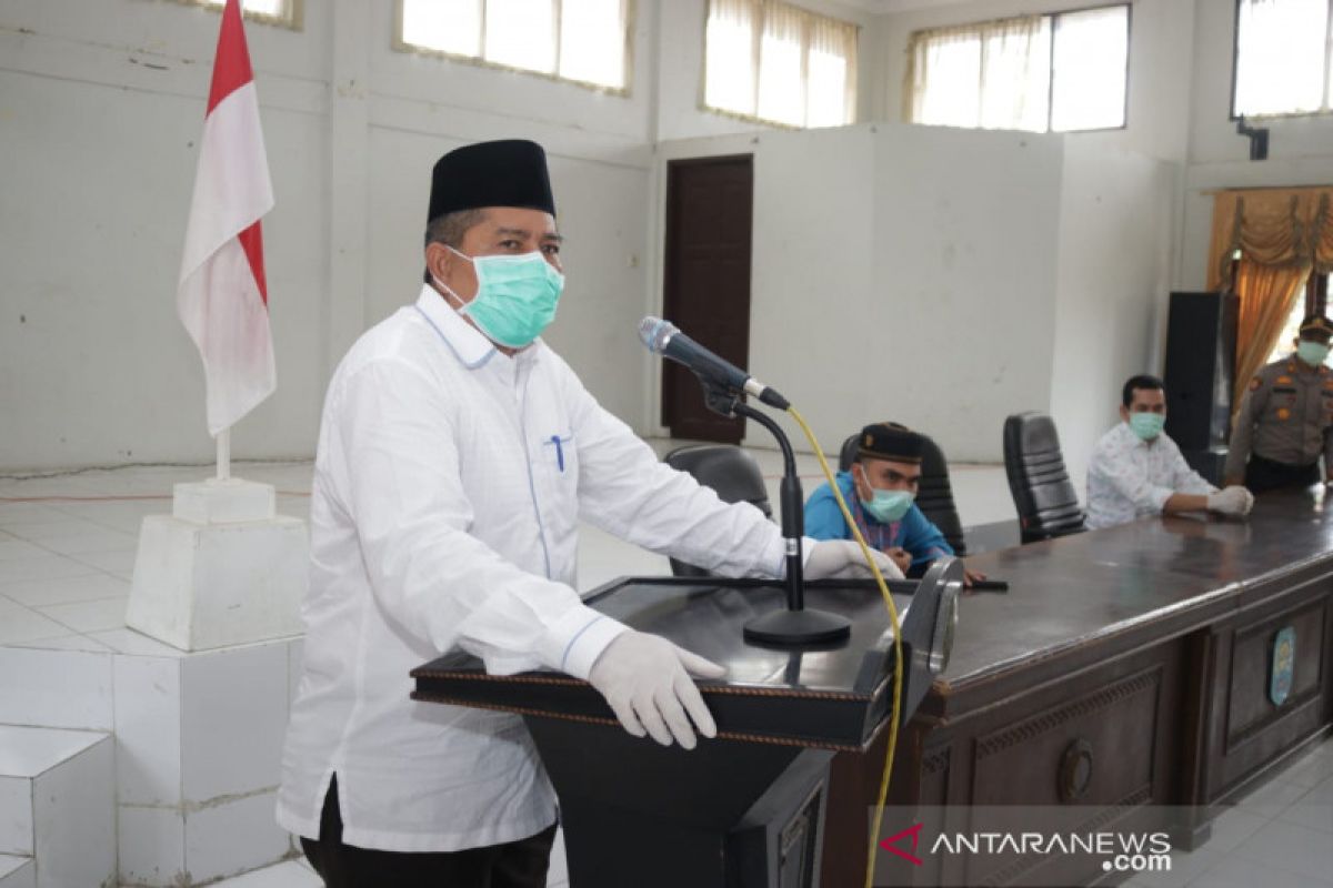 Sambil terisak, Bupati Siak minta warga Salat Id di rumah saja