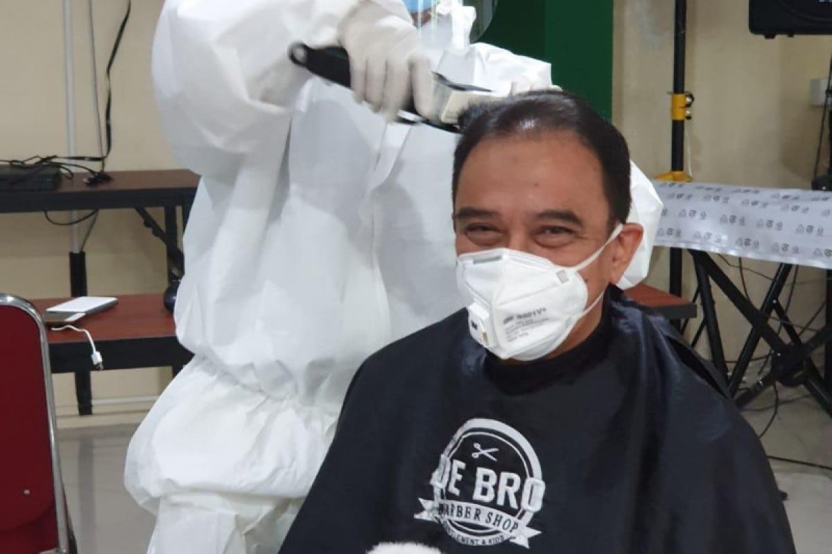 Anggota IDI Makassar gelar cukur dengan protap COVID-19