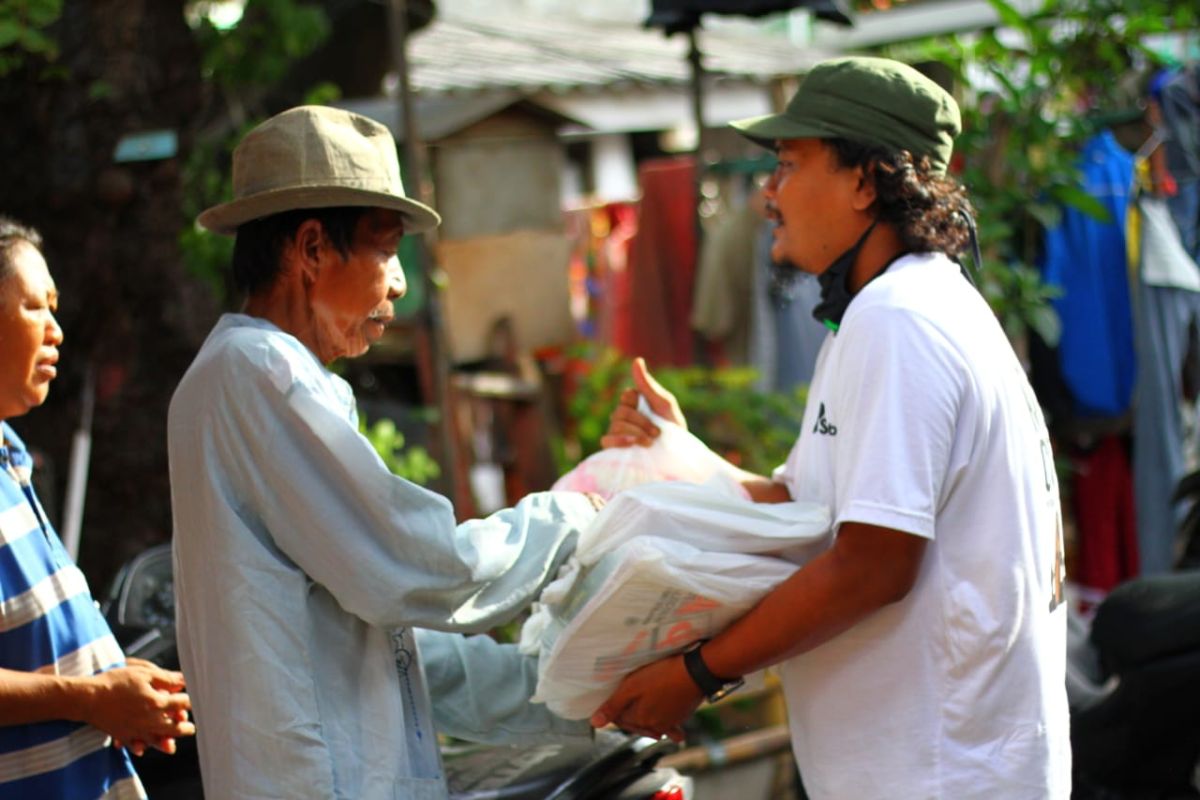 Komunitas pecinta alam beri THR pada 20 juru kunci makam sesepuh Surabaya
