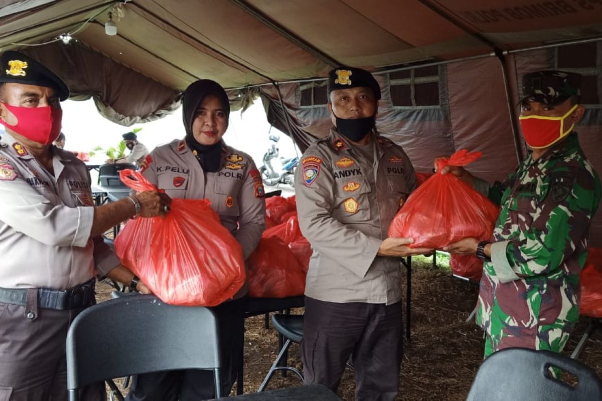 TNI-Polri distribusikan makanan ke masyarakat terdampak COVID-19 di Ternate