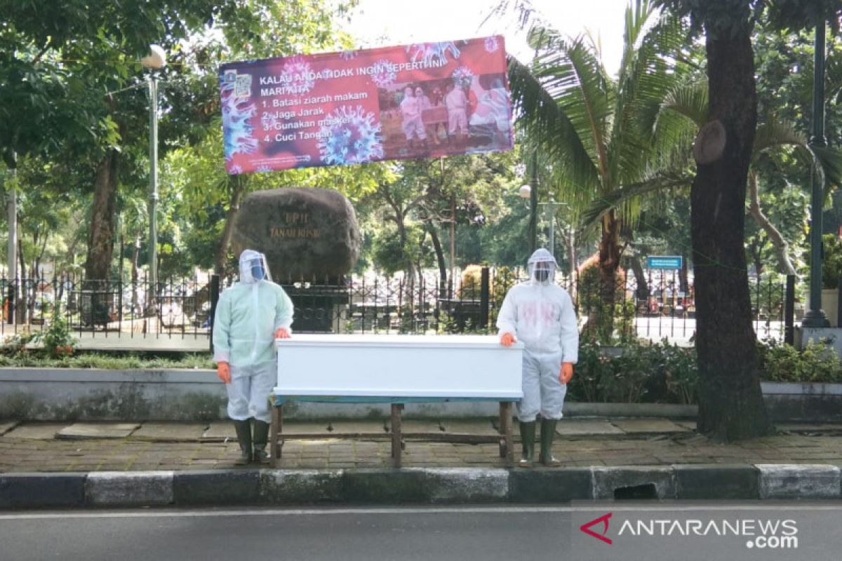 Petugas pemakaman di Jakarta Selatan kampanyekan patuhi PSBB