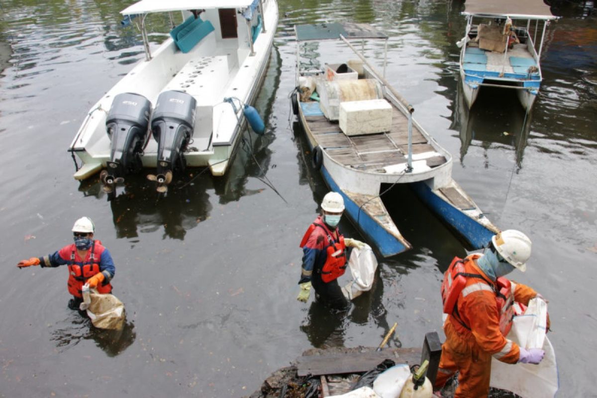 Pertamina MOR VII bersihkan tumpahan minyak di pantai Makassar