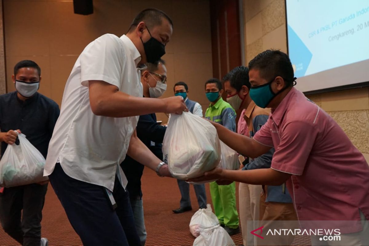 Garuda Indonesia bagikan 1798 paket sembako bagi warga terdampak COVID-19