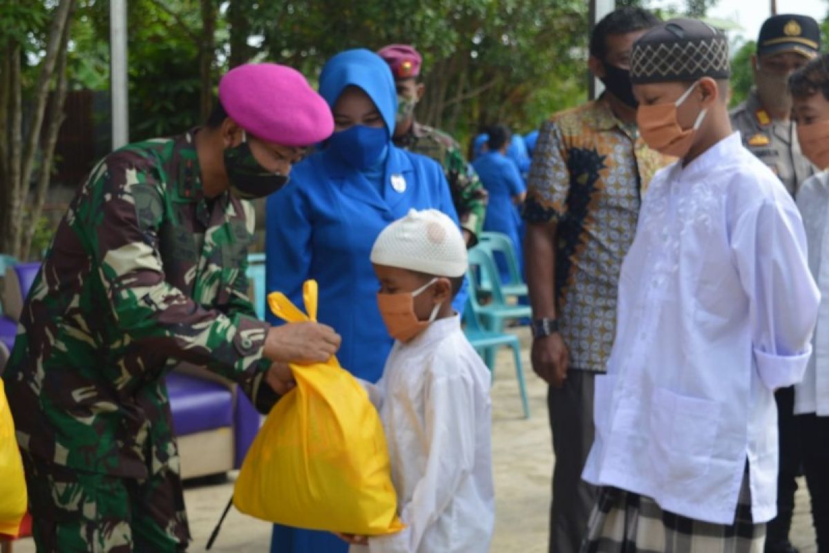 Batalyon Marinir 8 Tangkahan Lagan bagikan 600 paket sembako dan 500 masker