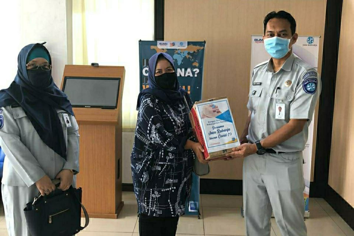 Bantu masyarakat terdampak COVID-19, Jasa Raharja berikan bantuan paket sembako