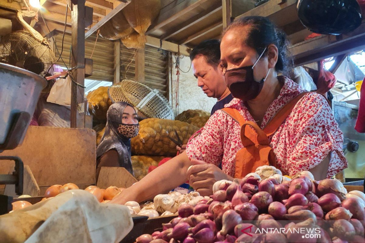 Harga ayam dan bawang merah di Pasar Senen naik