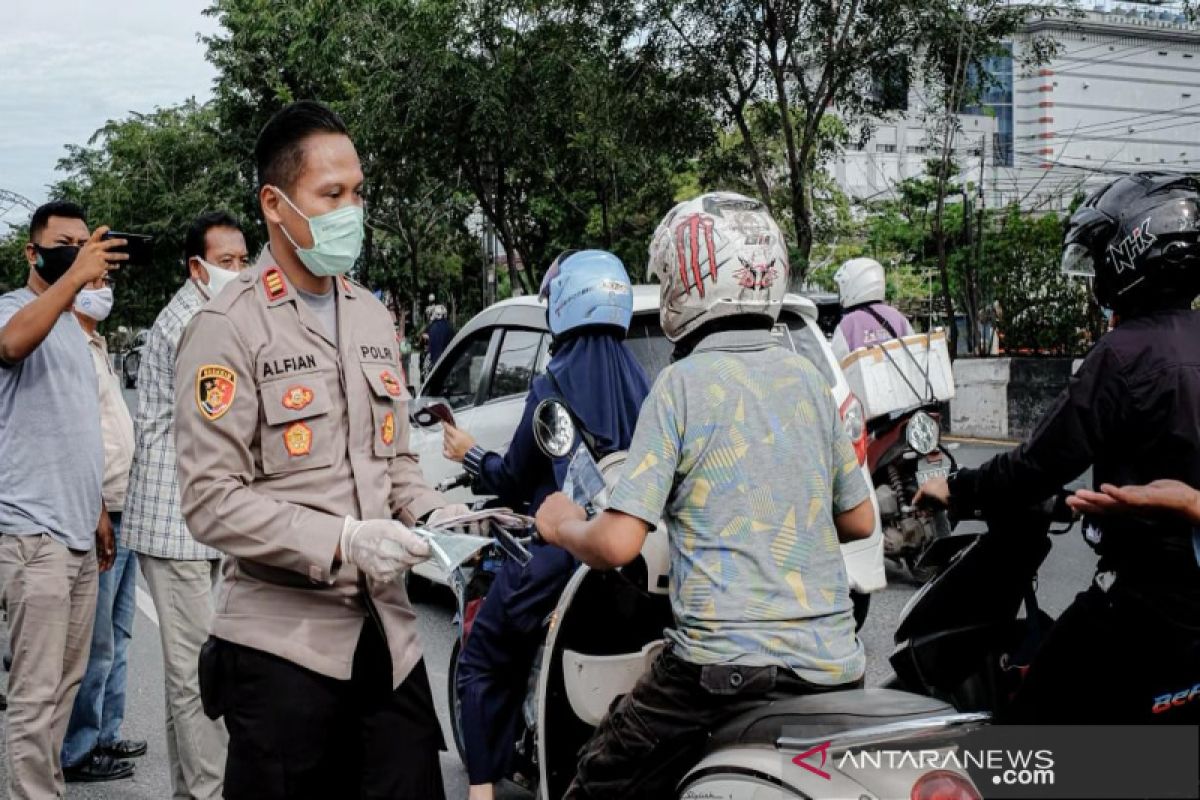 Kapolsek Banjarmasin Timur bagi bagi masker ke pengguna jalan