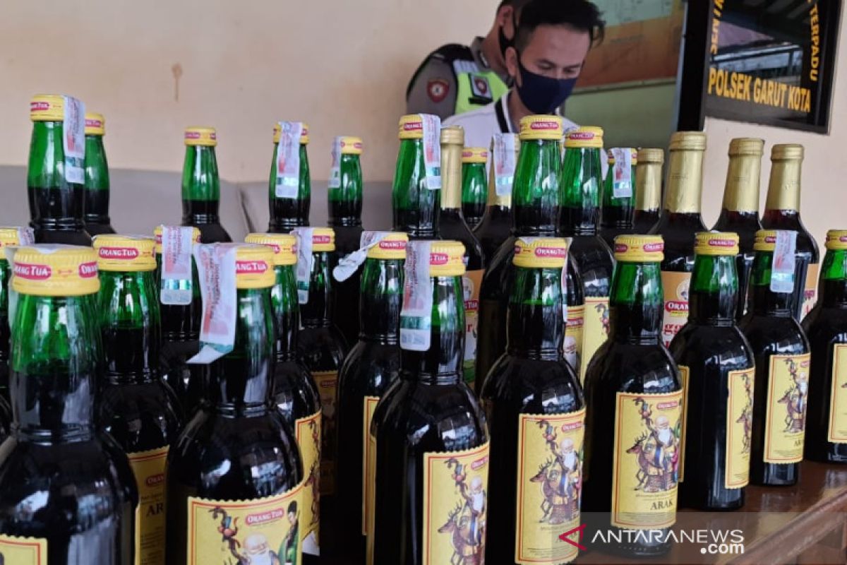 Polisi gagalkan penjualan ratusan botol minuman keras siap edar malam Lebaran