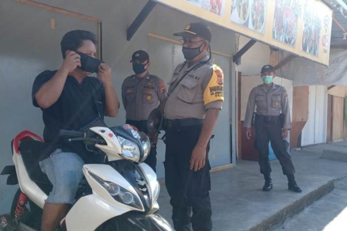 Polisi Jayapura gelar patroli jalan kaki imbau warga cegah virus corona