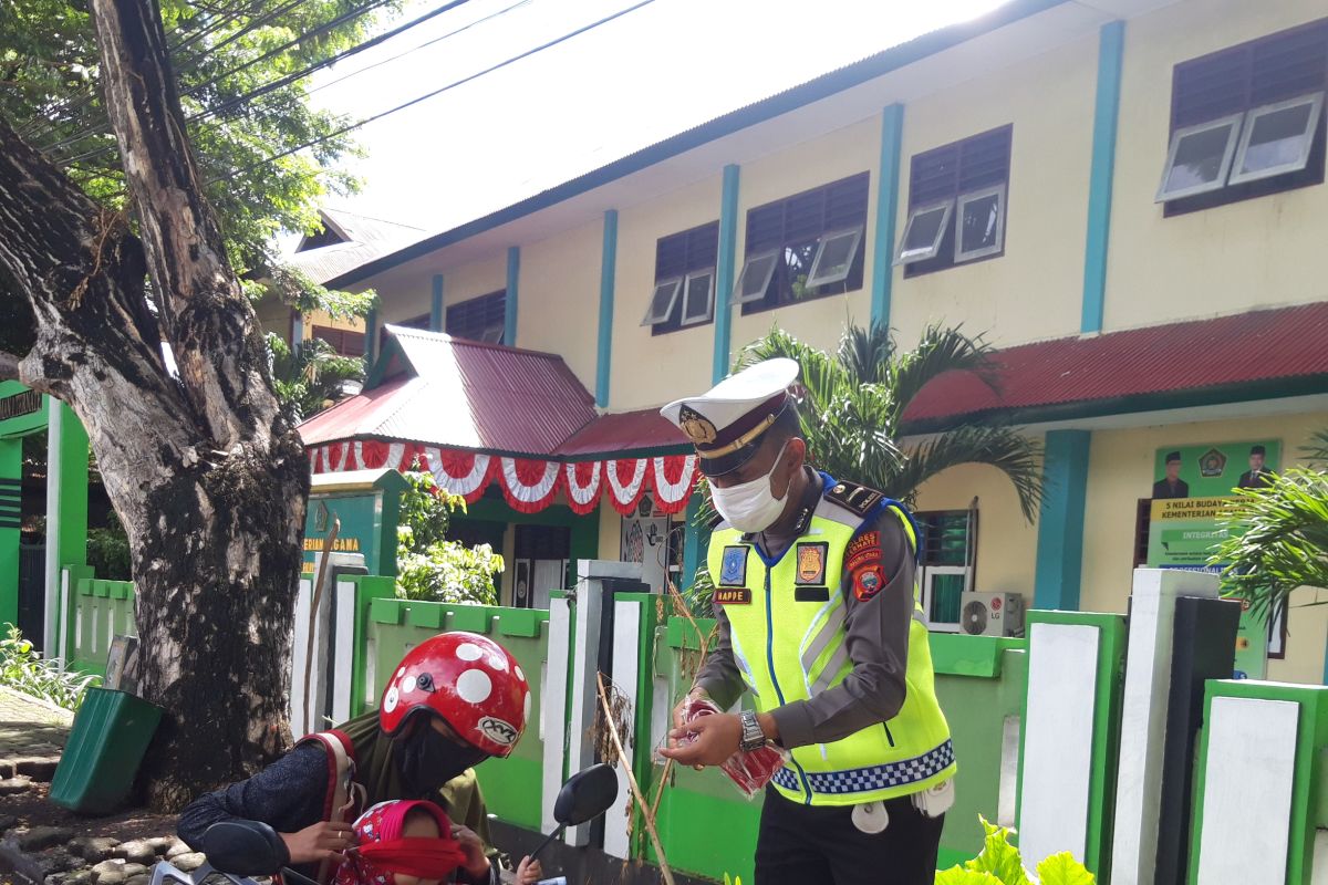 Gustu - Satlantas sosialisasi peraturan Wali Kota Ternate gunakan masker