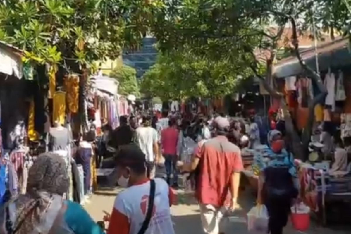 Aksi gembos ban kendaraan di Pasar Jatinegara, korban warga yang tak peduli PSBB