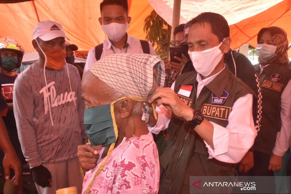 Cegah virus corona, Bupati Gorontalo bagikan masker di Pasar Pulubala