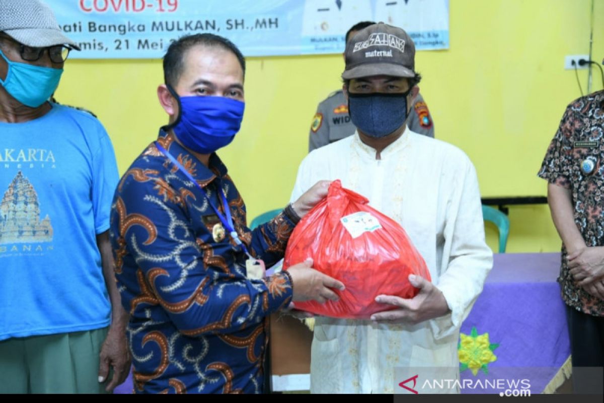 Pemerintah Kabupaten Bangka bagikan ribuan paket sembako