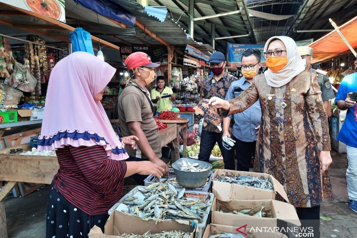 Sidak pasar, Wabup Lumajang ingatkan masyarakat patuhi protokol kesehatan