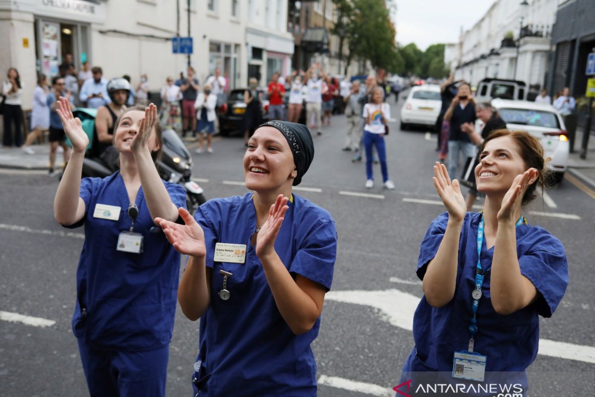 Perawat di Inggris kampanye bahaya corona dengan Bahasa Indonesia