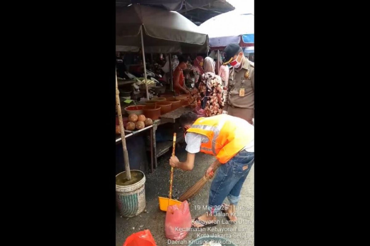 Kemacetan di depan Pasar Kebayoran Lama karena warga belanja sembako