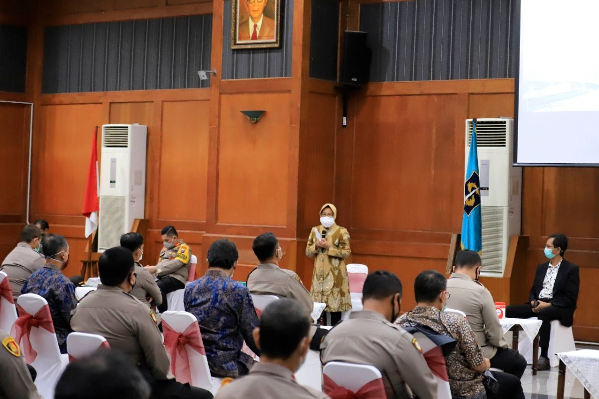 Ini penjelasan Risma penyebab tingginya kasus COVID-19 di Surabaya