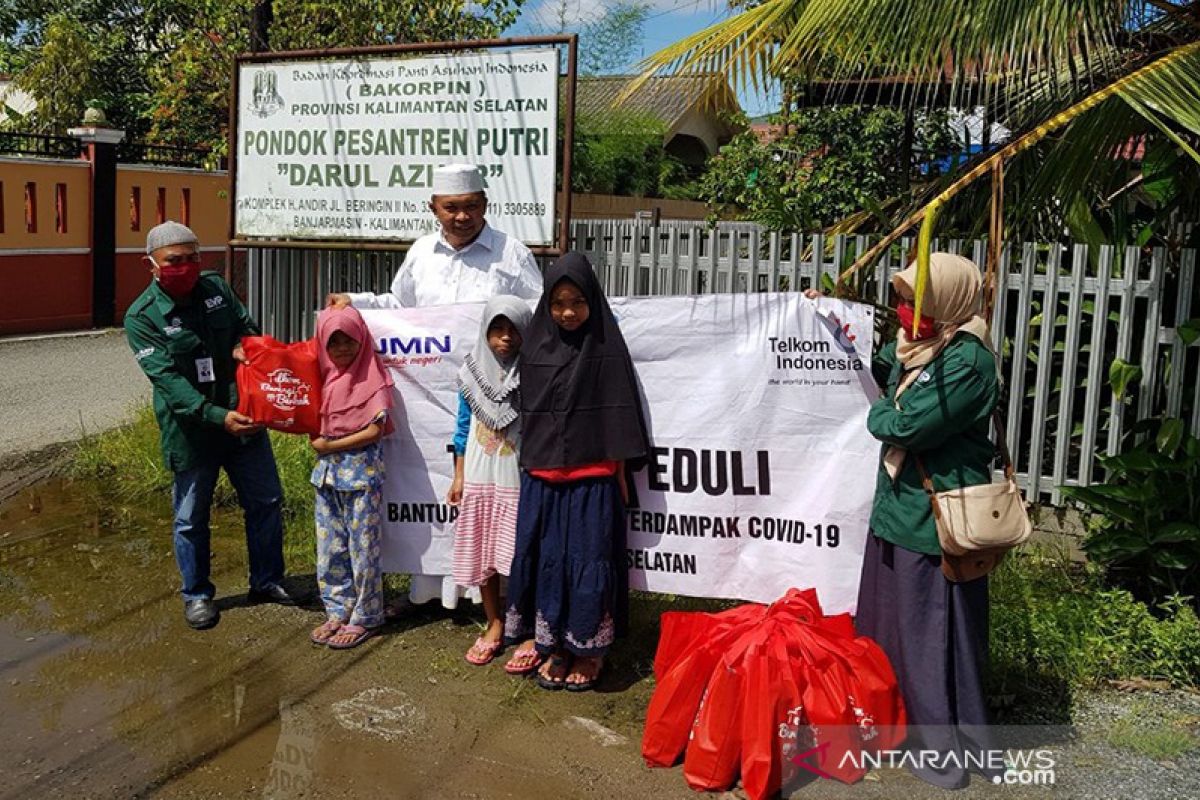 Telkom Kalsel menyalurkan 175 peralatan shalat dan paket Lebaran