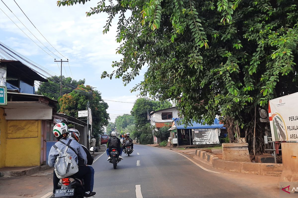 Pemudik motor terlihat melintas di Tanjung Barat