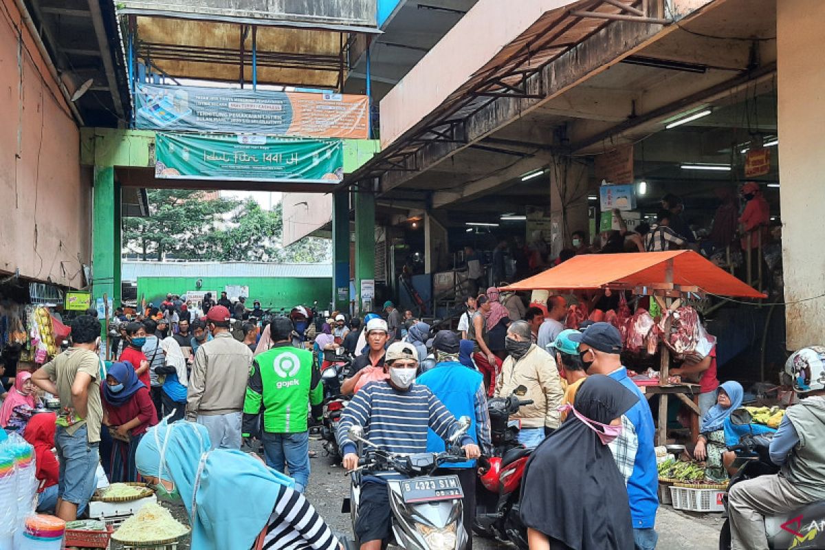 Warga padati Pasar Minggu beli kebutuhan lebaran