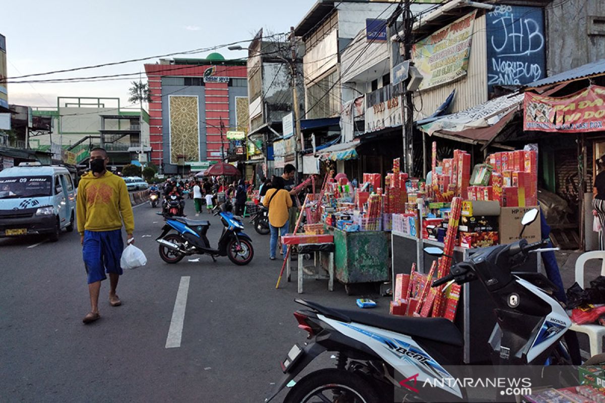 Pedagang kembang api keluhkan sepi pembeli saat pandemi COVID-19