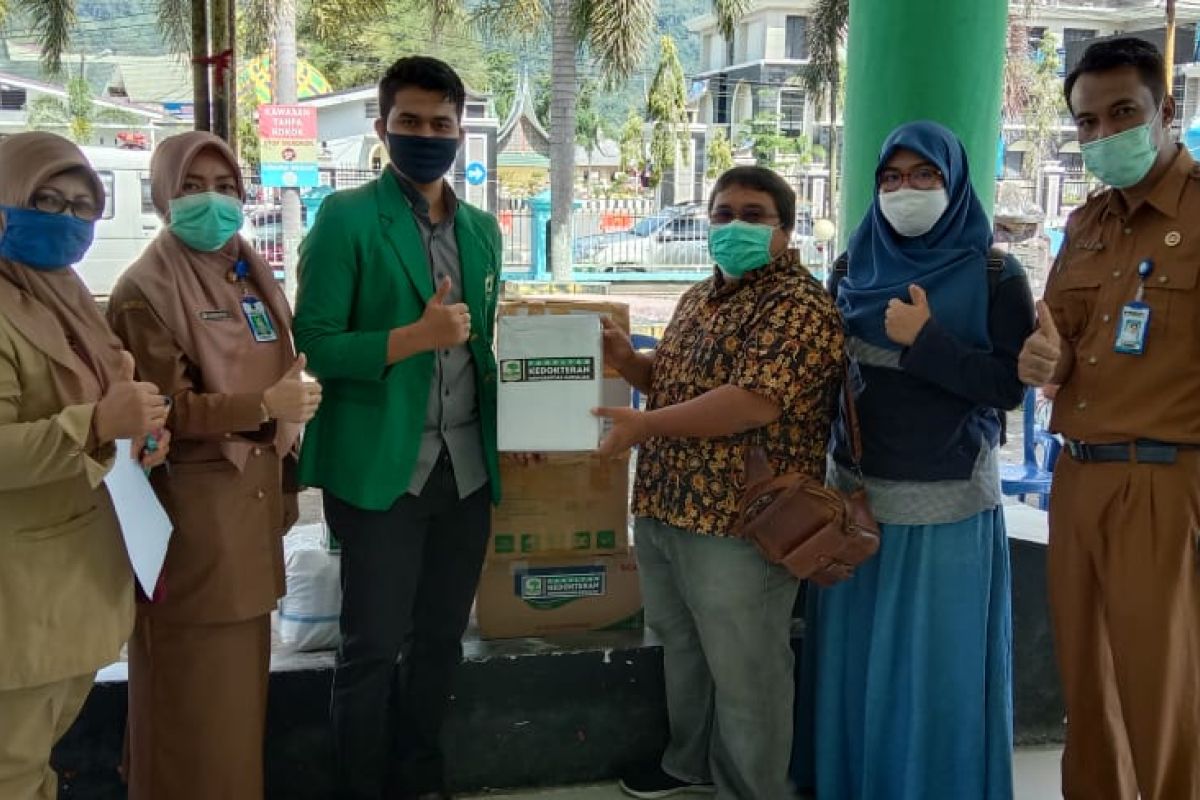 Tim KKN Tematik Kesehatan FK Unand sumbang APD bagi medis dan masyarakat