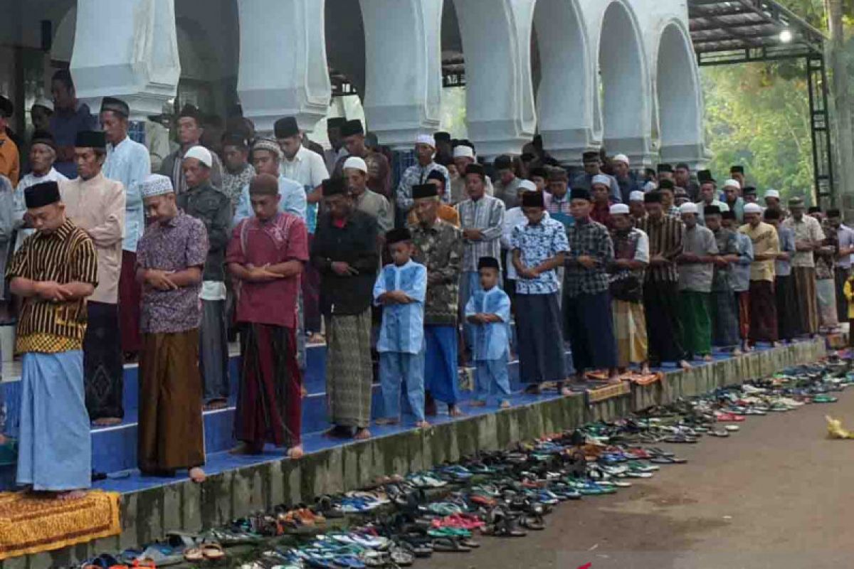 Hari ini Jamaah Pesantren Mahfilud Dluror di Jember Lebaran (Video)