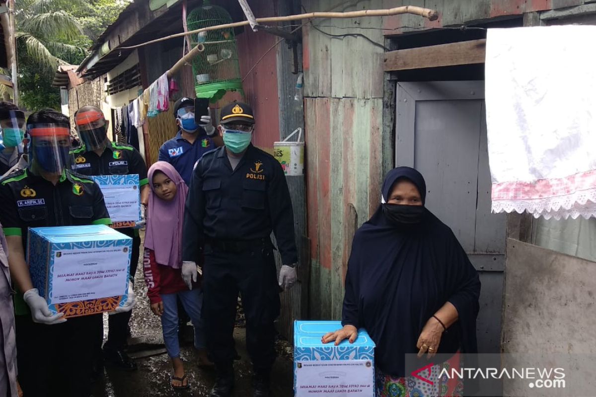 Pembagian sembako diselingi penyuluhan hidup sehat cegah COVID-19