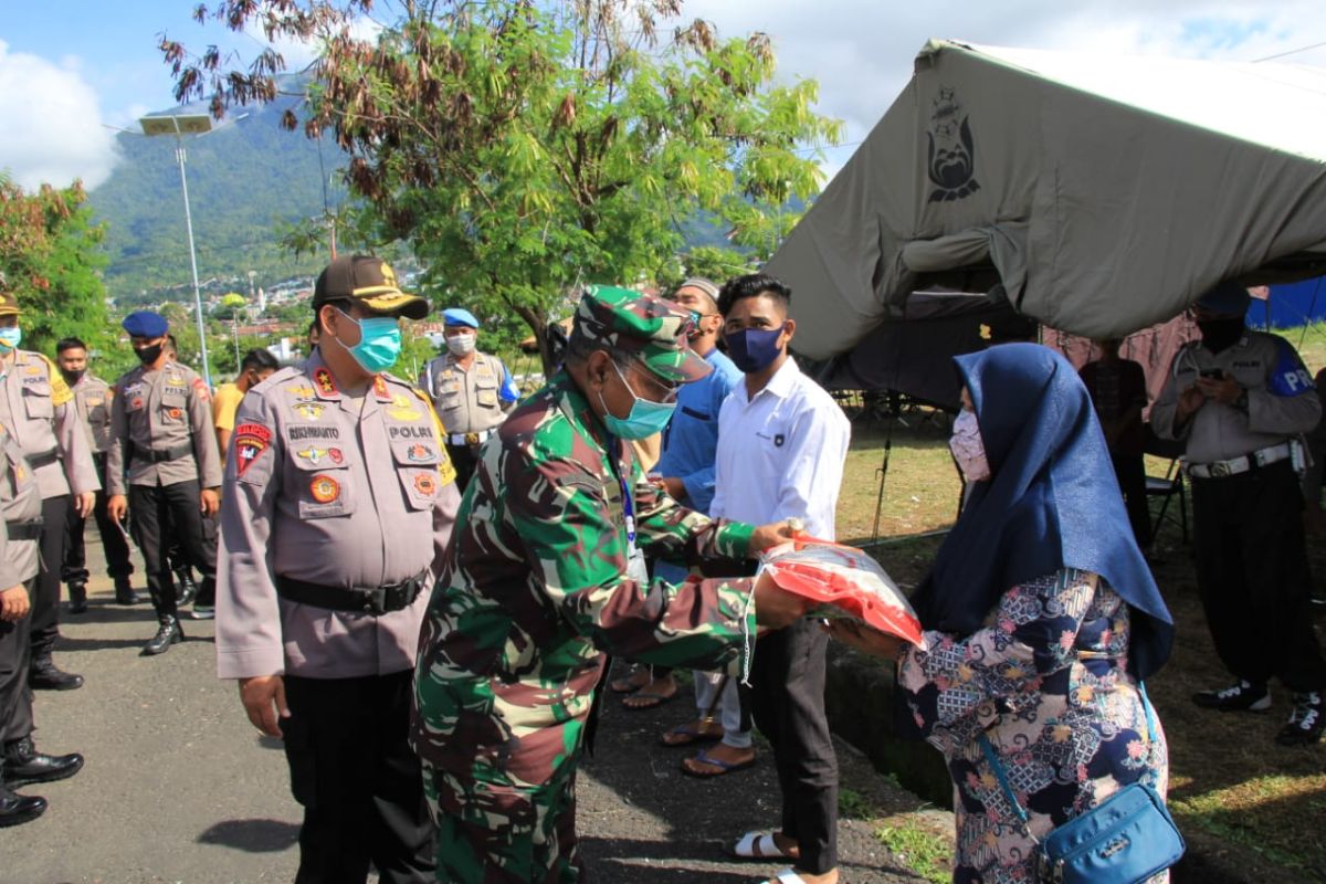 TNI-Polri Malut salurkan bantuan ke masyarakat terdampak COVID-19