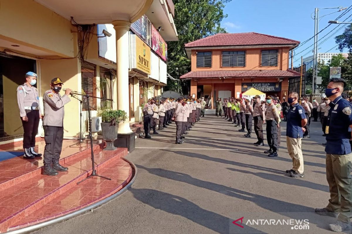 Polrestro Jakarta Barat terjunkan 345 personel patroli malam takbiran
