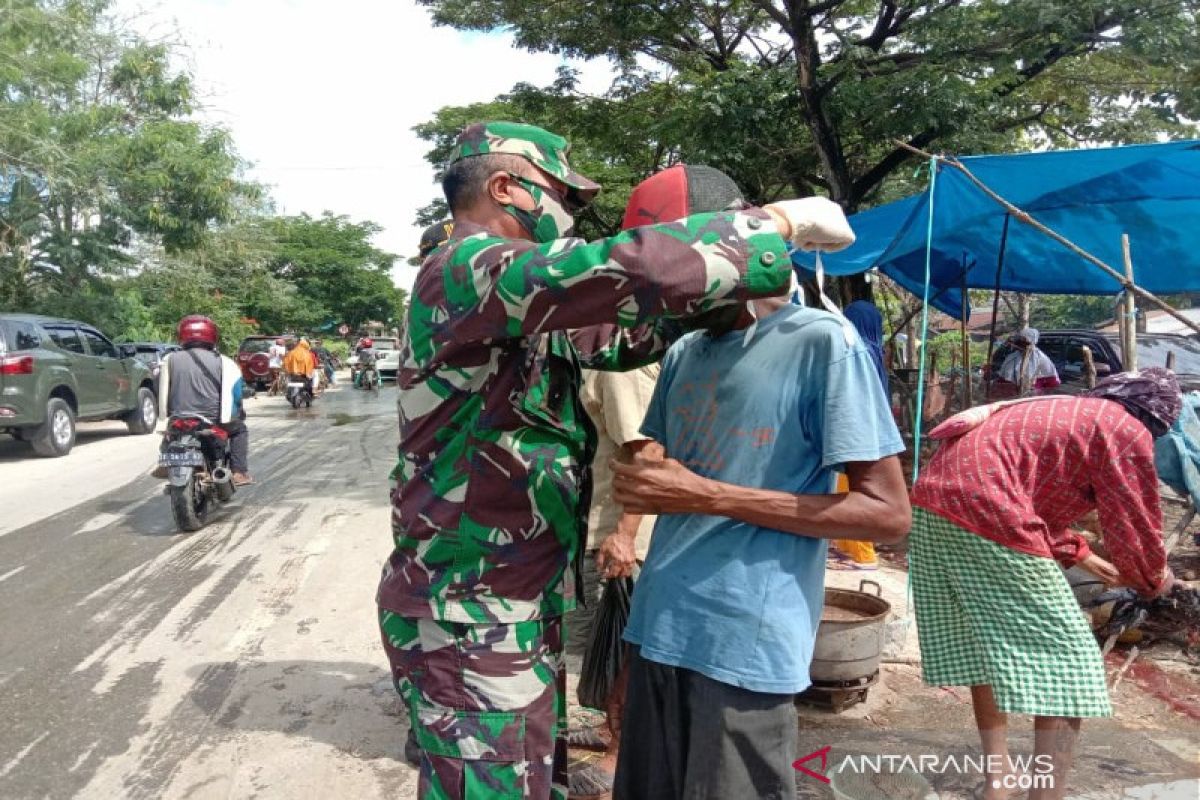 Kodim 1417/Kendari lakukan operasi penggunaan masker di pasar tradisional