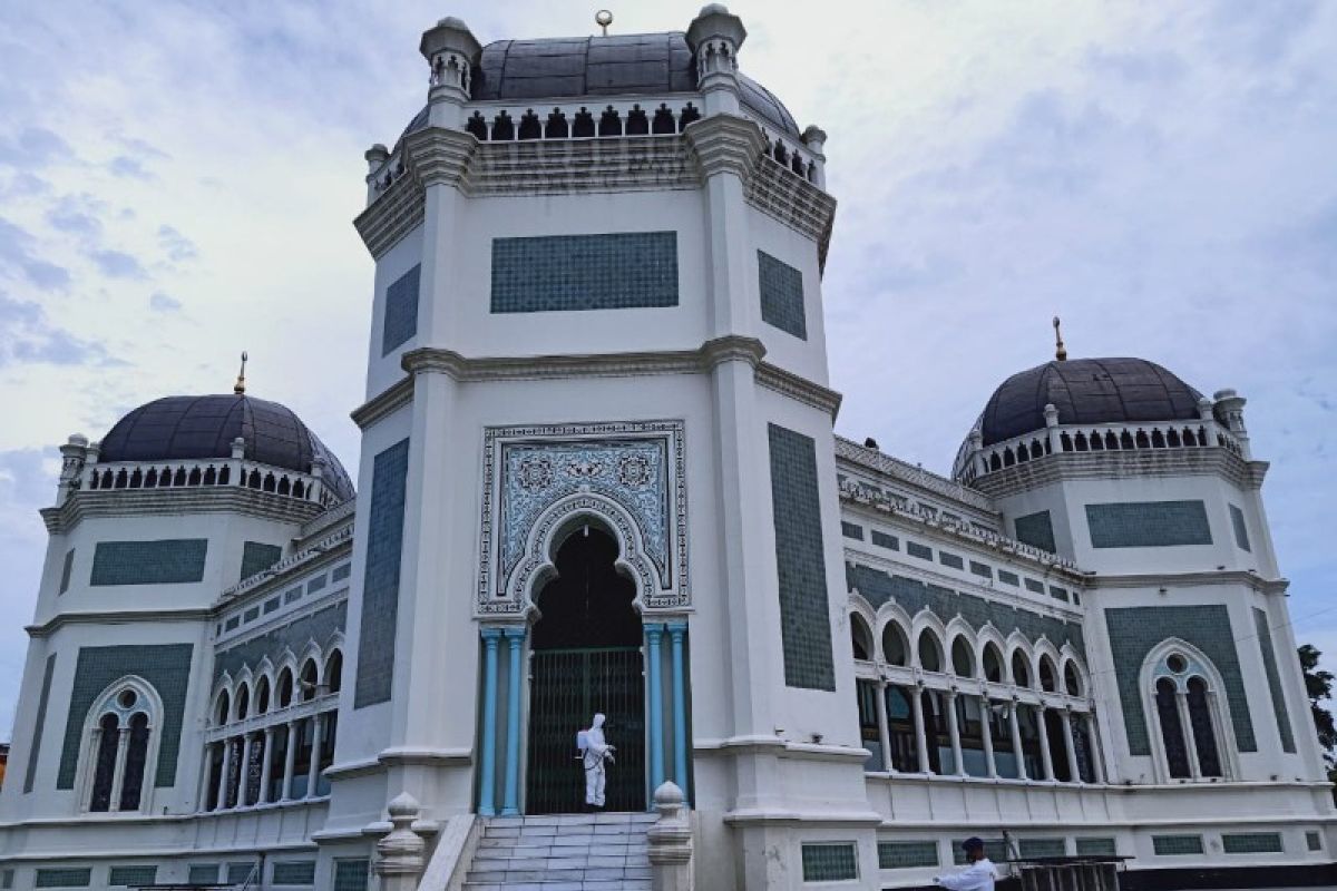 Jelang Idul Fitri, Sat Brimob Polda Sumut semprot disinfektan masjid di Medan