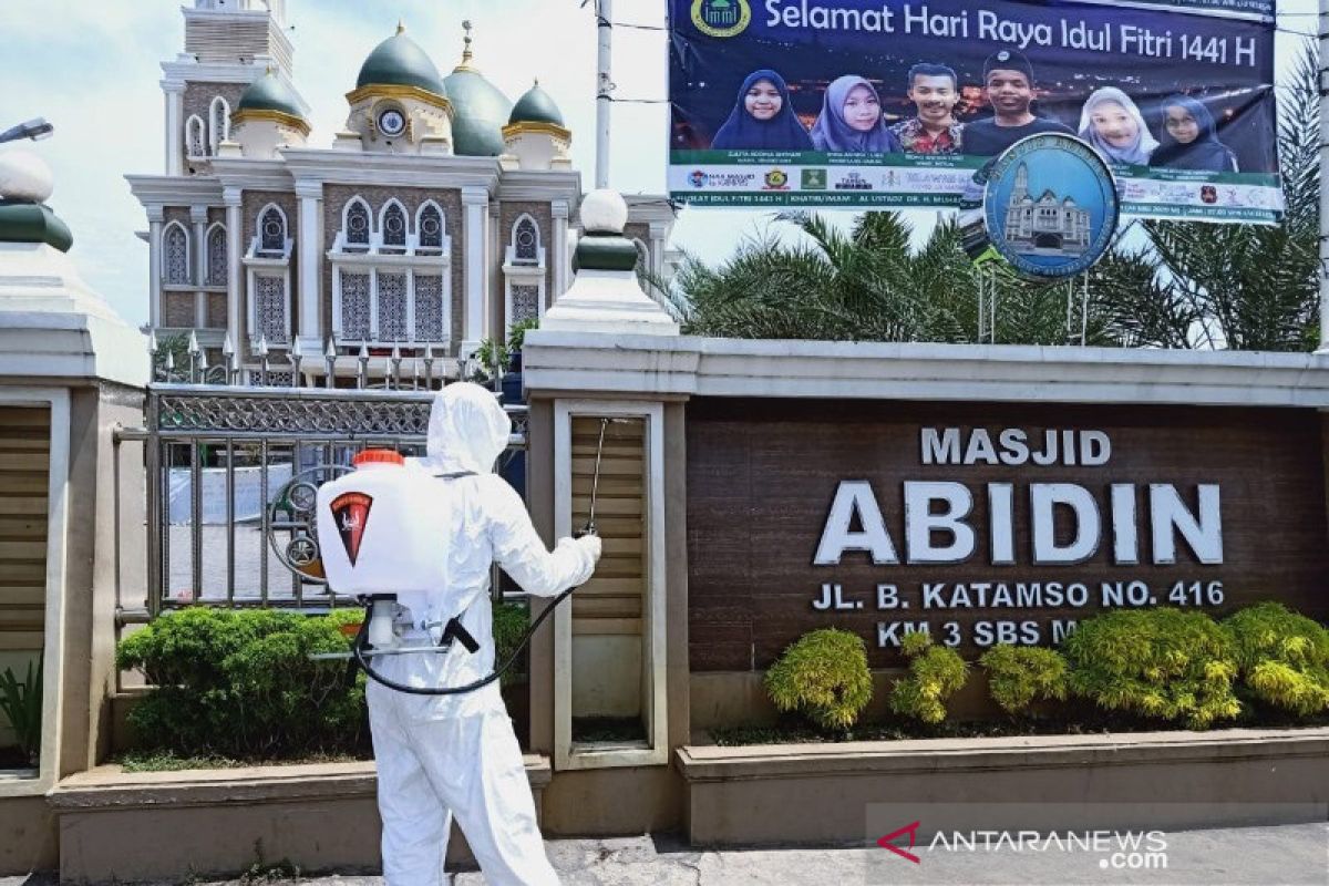 Jelang Idul Fitri, polisi semprot disinfektan masjid di Medan