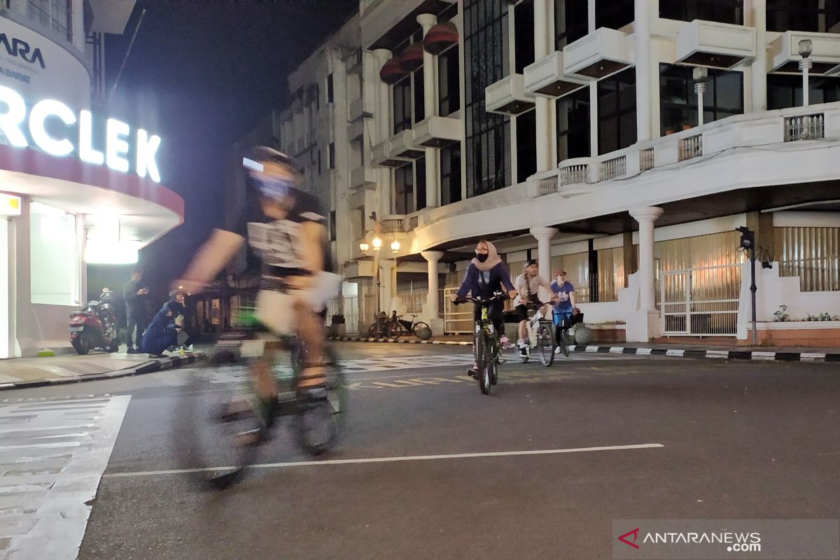 jalan disekat, bikin pesepeda asyik nikmati suasana Asia Afrika Bandung