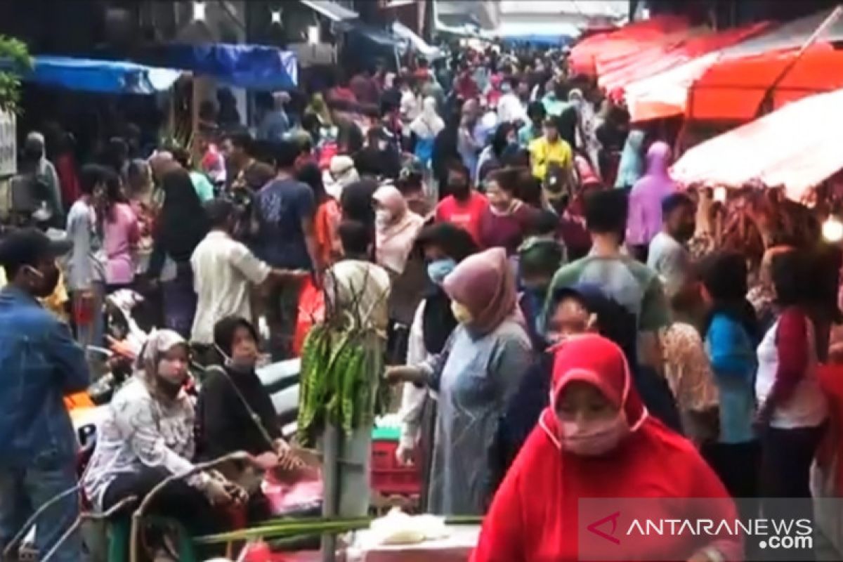 Pasar Perumnas Klender "diserbu" konsumen daging dan ketupat