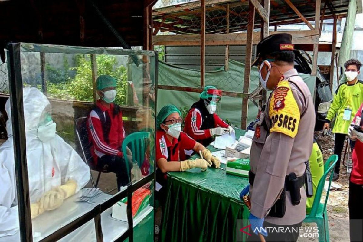 Polisi dampingi 'rapid test' warga di Pasar Besar Palangka Raya
