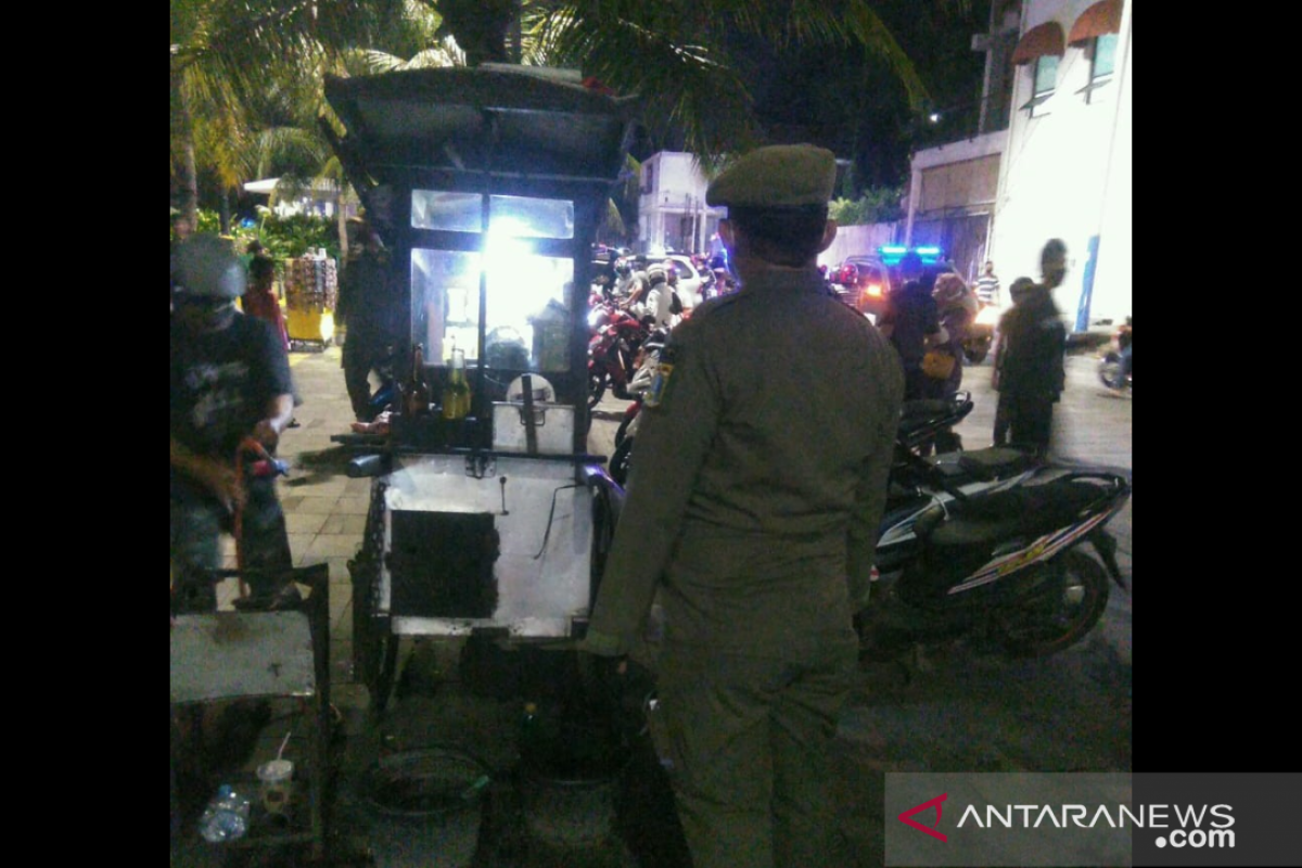 Satpol PP Jakbar bubarkan kerumunan di Kota Tua