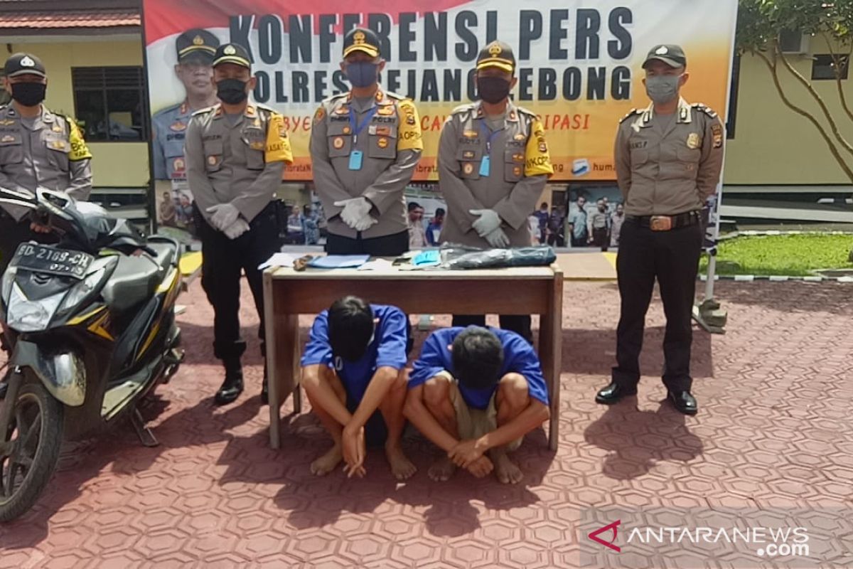 Dua remaja perampas telepon seluler diringkus polisi