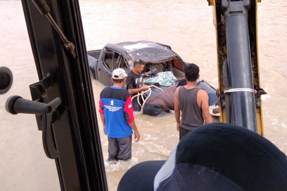 BPBD Abdya evakuasi mobil hanyut di Krueng Beukah Blangpidie